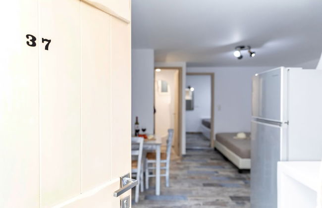 Depis Luxury Suites - Photo 25