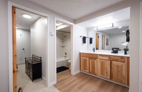 Luxuriously Contemporary Condo - Photo 45