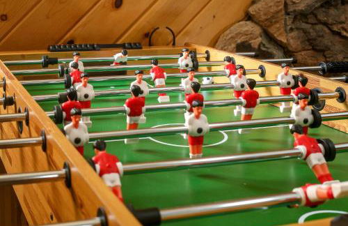 Luxe Escape with Decks, Mtn Views, Game Room! - Foto 31