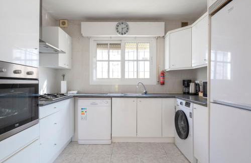 Villa with Free Heated Pool - Pass the Keys - Photo 13