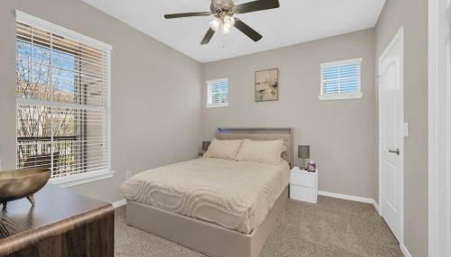 Charming 1BR Easy Access to The Woodlands - Photo 2