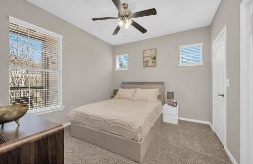 Charming 1BR Easy Access to The Woodlands - Photo 2