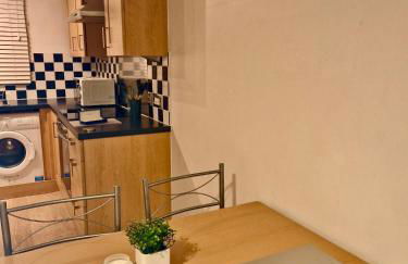 Wolverhampton Apartment with Free Parking 1 minute from the train station - Foto 14