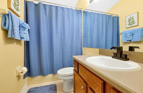 5BR Cottage w Pool & Hot Tub Near Disney - Foto 42