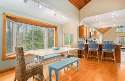 Peaceful Forested 5 Bdrm Near Lake sleeps up to 16 - Photo 10