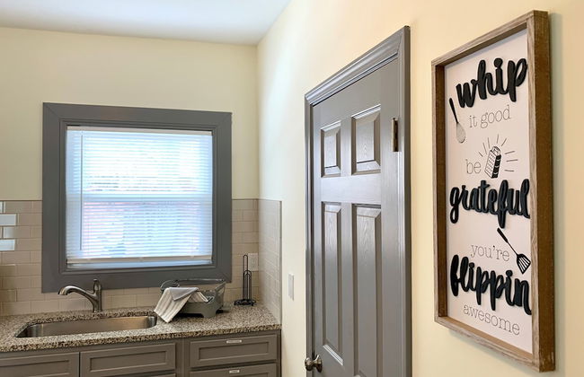 The Eastside Manor - Private Yard & Parking, Near Falls & Casino by Niagara Hospitality - Photo 15