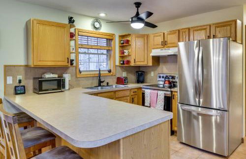 Hot Tub, Game Room! Poconos Home 22 Mi to Slopes - Foto 7