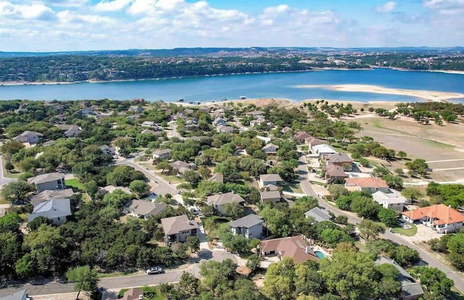Upscale 5BR Home on Lake Travis With Hottub & Lake Views - Foto 36