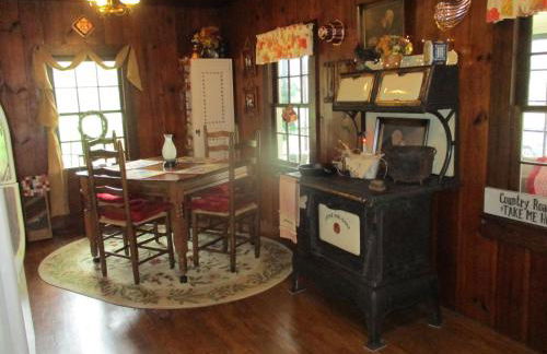 Historic cabin off I-77, views, antiques, Wi-fi, wonderful experience for 2! - Foto 1