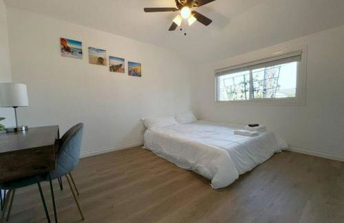 Modern 4 King Beds, Beautiful Large Backyard, Golf, WFH, Long Stays, WI-FI, FWY, 25 mins to Beach - Photo 22
