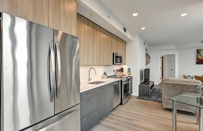 Global Luxury Suites at Town Center - Photo 41