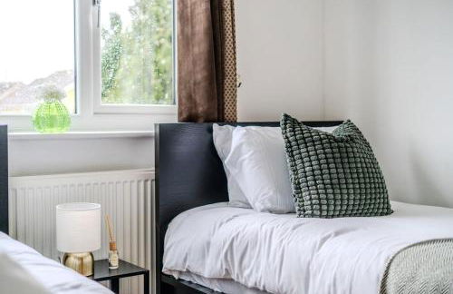 Fowler House 2 Bedroom ,Free WIFI, Parking, Crawley, Close to Gatwick Airport, Contractor friendly, business travellers - Foto 12