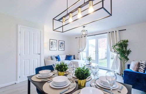 Liverpool-Halewood-Speke - NR Airport & JLR - Sleeps 8 - 5 Beds 1 sofabed 2 Bath Driveway Parking - Docks - Short 2 Long Stays - by Samina, ARZ Stays - Foto 4