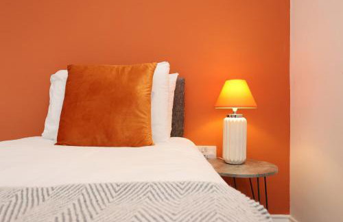 large 2 bed central apartment with balcony and private parking - Foto 56