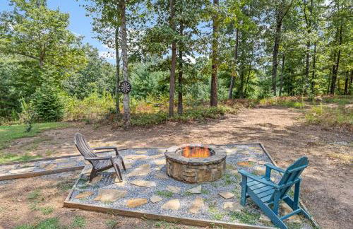Romantic Cabin w Rain Shower & Spa Tub - Photo 32