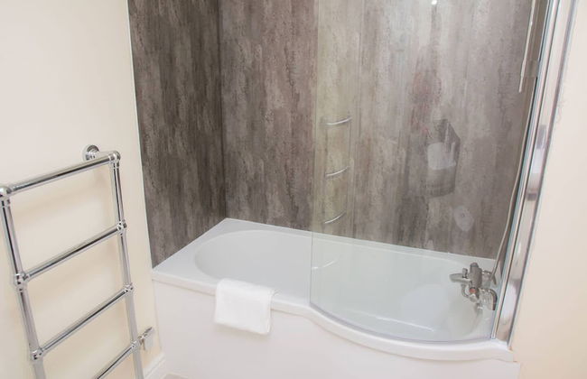 Orange Lilly in Stroud - Foto 17