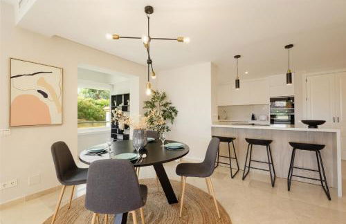 Luxurious frontline golf apartment in Elviria - Photo 7