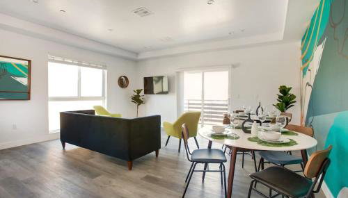 Luxury Townhome with Gated Parking and Private Balcony - Foto 3