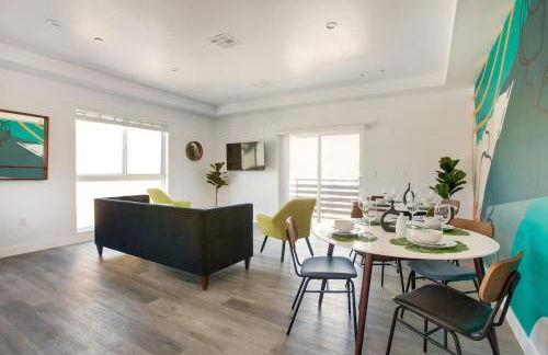 Luxury Townhome with Gated Parking and Private Balcony - Photo 3