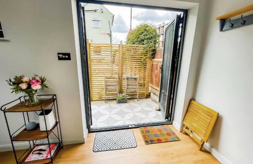 Modern Self Contained Garden Annexe Sleeps up to 4 - Photo 5