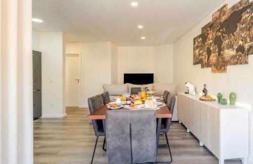 Spacious & Stylish Flat with Garage by HostWise - Foto 19