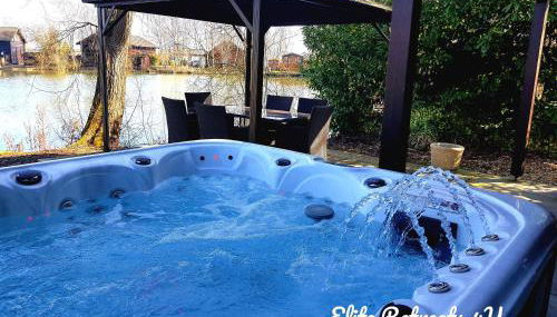Elite Retreats 4U Lakeside Hot Tub Log Cabin with the fishing peg at Tattershall Lakes Park - Foto 3