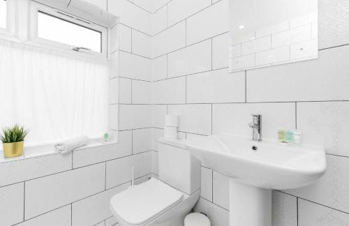 5 Bedroom House - 10 Guests - Multiple off Street Parking - Garden - Smart TV - WIFI - Contractors - Families - Groups - Top Rated - 98Q - Photo 15