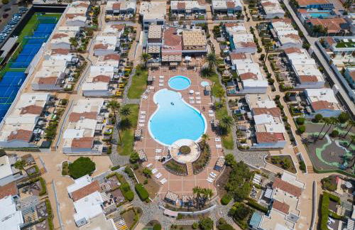 Modern Oasis with Sun & Style 3 Pools AC WiFi - Photo 21