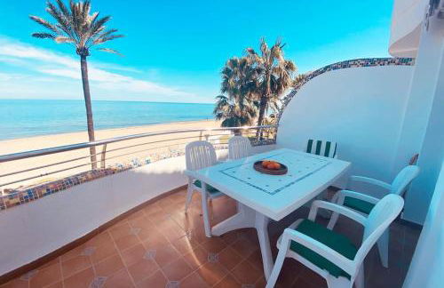 Apartamento en primera línea de playa con piscina y garaje gratuito - Foto 7