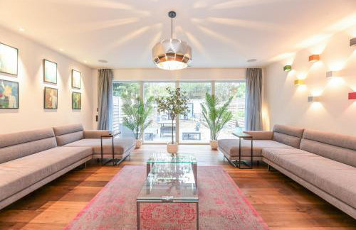 Architect-Designed Luxury Retreat 3BR Chessington - Pass the Keys - Photo 6