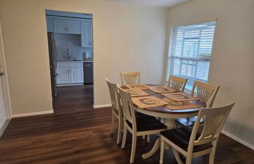 Magical Getaway- Cozy Home Minutes from Disney, Restaurants & Outlets! - Foto 10