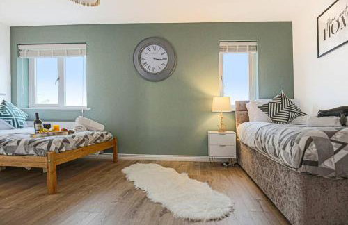 Luxury 5 Bedroom 3 Bathroom House - Smart TVs with Sky and Netflix, Super Fast WiFi, Free Parking by Yoko Property - Foto 15