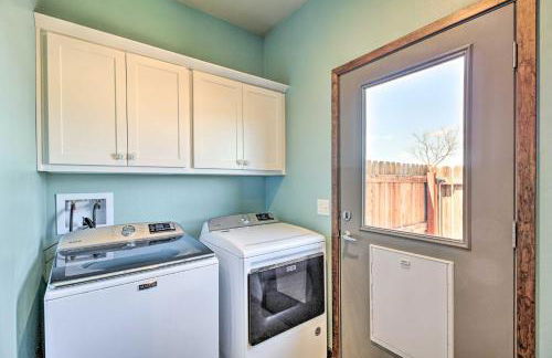 Pastoral Elgin Escape with Covered Patio and Grill! - Foto 12