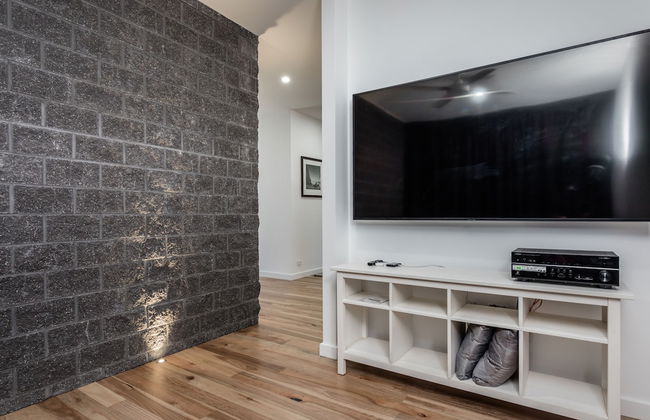 Luxe Home by the BnB Collection - Photo 11