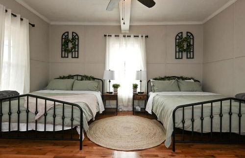 The Bulldog Farmhouse - 100 year old home - Foto 15