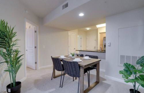 Upscale Comfort Next to Metro and Dining - Foto 15