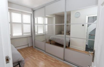 Modern 2 bed house in Enfield with private driveway parking - Photo 15