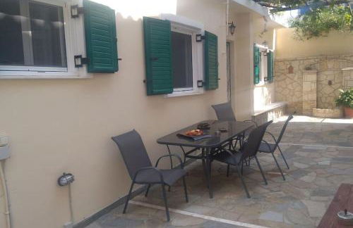 Detached house with a lovely yard 5' walk from Metro Station Agios Dimitrios and METRO MALL - Foto 2