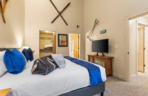 KBM Resorts Crestview Condos Spacious condo near Olympic Park with gas fireplace year-round pool hot tub city wide shuttle access. CVC-308B - Foto 24