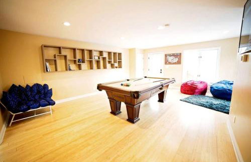 Stately Luxury Vacation Rental with a Private Hot Tub near Brown County State Park, Indiana - Foto 23