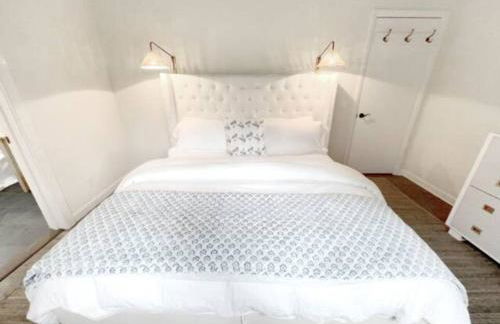 Cottage Retreat - Historic Cottage Home w Home Gym - Photo 11