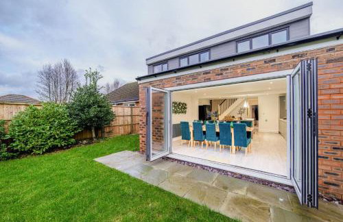 Large 6-Bed house, Free Parking & Motorway Access - Foto 1