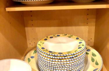 Designer Themed 4 Bedroom in Best Location with Patio and Fireplace - Foto 10