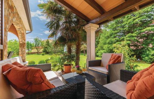 5 Bedroom Beautiful Home In Labin - Photo 25