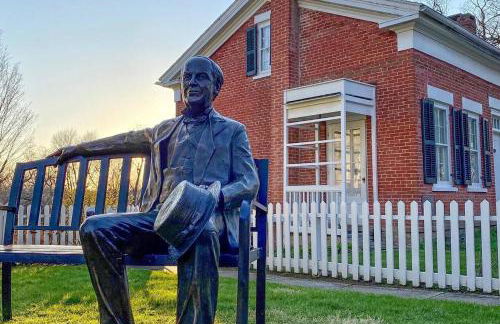 Spacious King Bed Suite at Antique Store - Foto 36