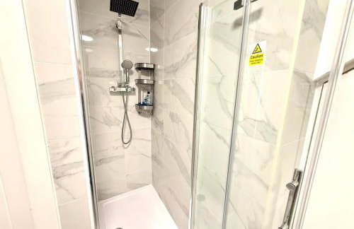 Walnut Luxurious 2-Bedroom with Ensuite - Parking, Netflix, WIFI - Close to Oxford, Bicester & Blenheim Palace - Photo 13