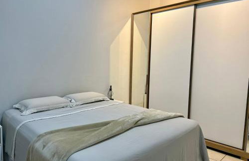 Conforto, charme e praticidade em frente à praça - Foto 2