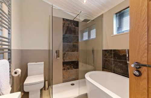 Ael-Y-Bryn - Luxury Lodge, Hot Tub, Three En-Suite Bedrooms - Photo 10