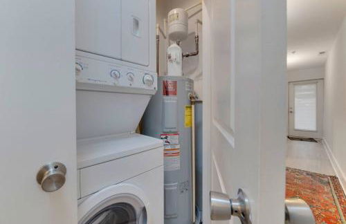 Luxe 2BD2BA Townhouse in Hip Area - Near Metro - Photo 14