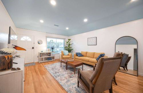 10 Min to the Beach Colorful Home Huge Yard - Foto 12